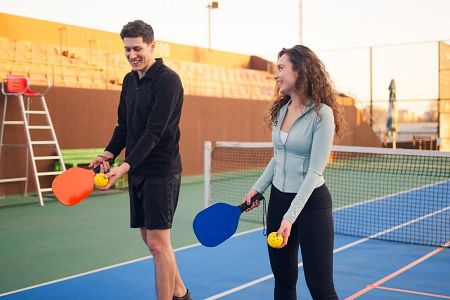 10 kluczowych technik i uderzeń w pickleballu, które warto opanować